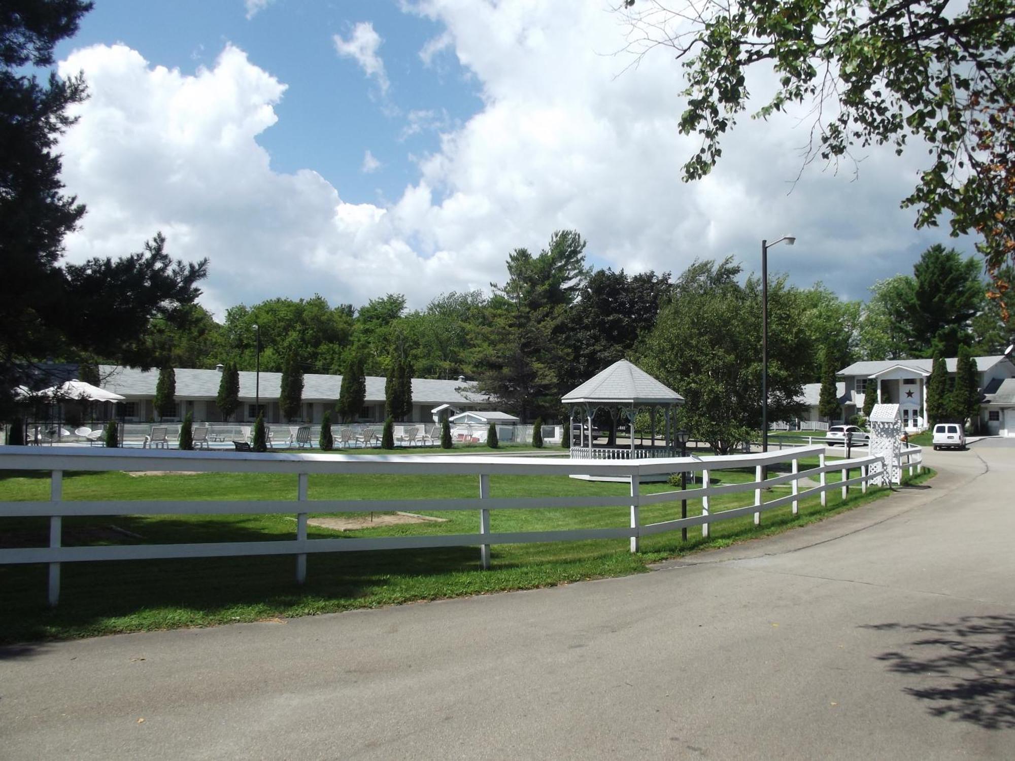 Colonial Resort-1000Islands Gananoque Εξωτερικό φωτογραφία