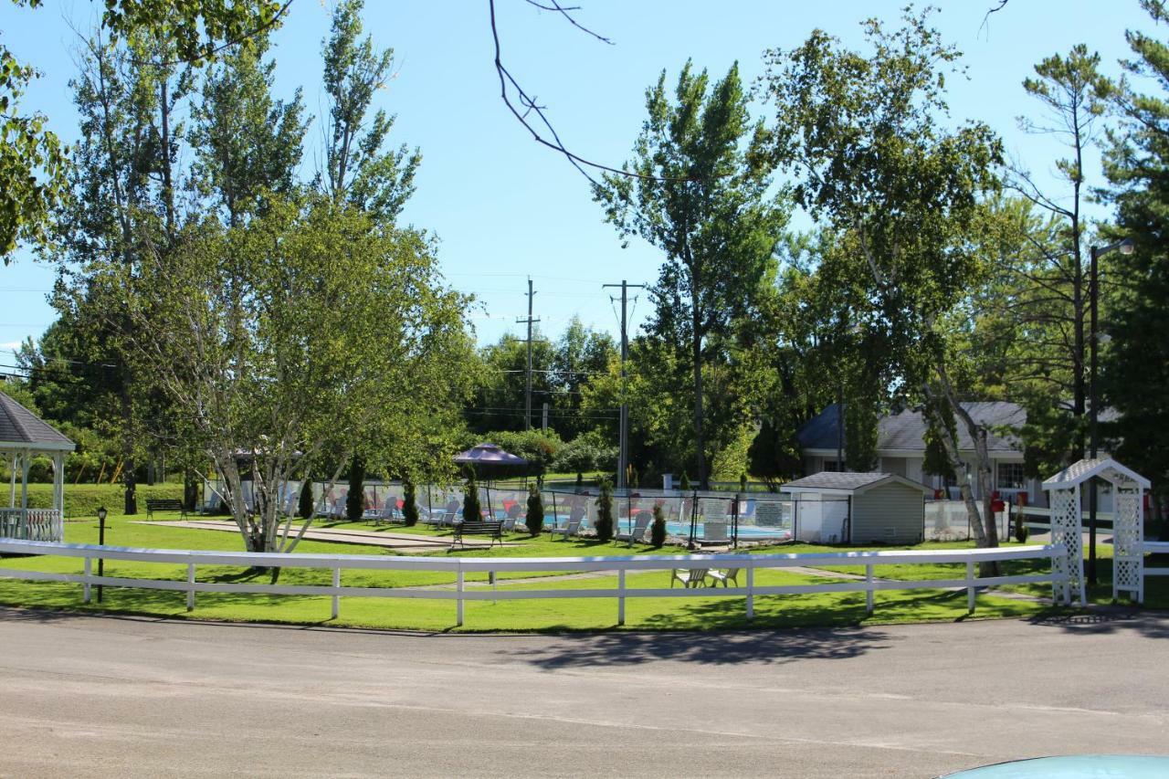Colonial Resort-1000Islands Gananoque Εξωτερικό φωτογραφία